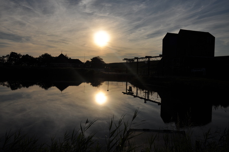 Zonsondergang met reflectie