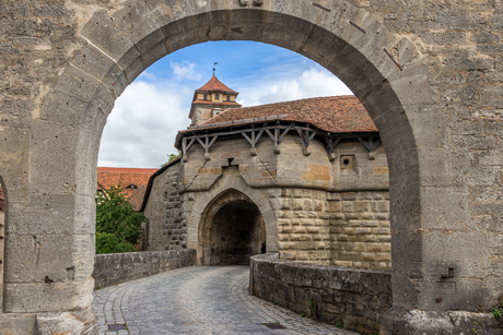 Een doorkijkje door de stadspoort