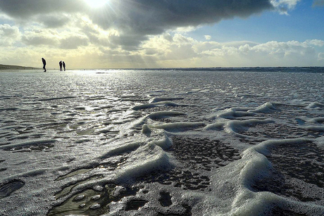 Strand-Zonnestralen-Zee-Golven-Wolken-Wind..