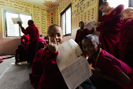 De Jongste Meesters: chaos in de klas, eenheid in het klooster