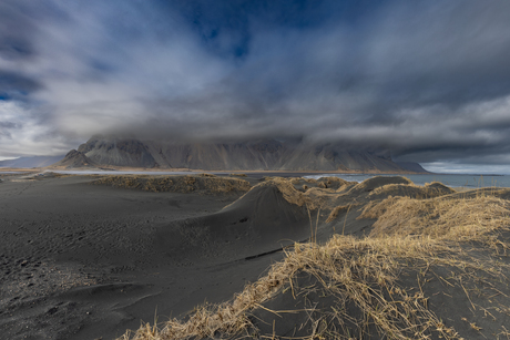 Vestrahorn in de wolken