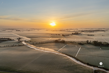 Mistige koude zonsopkomst 