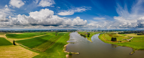 Blauwe lucht en witte wolken