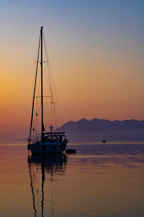 Zeilboot in de prachtige kleuren van de ochtendglorie in Griekenland.