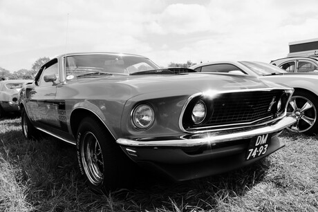 FORD MUSTANG