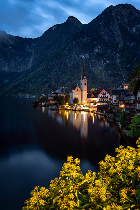 Hallstatt tijdens het blauwe uurtje 