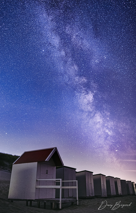 Melkweg boven strandhuisjes in Zeeland