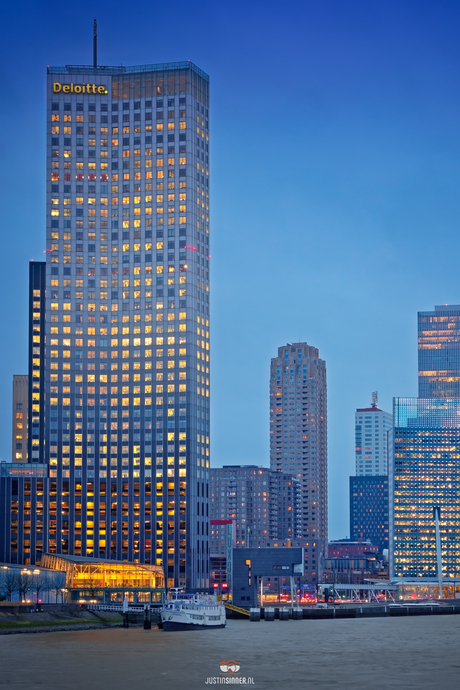 Rotterdam tijdens het blauwe uurtje.