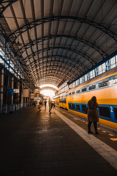 Station Haarlem tijdens zonsondergang