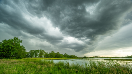 Donkere wolken boven het veen.