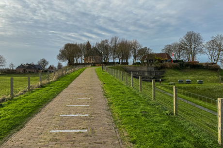 Op pad naar het kerkje op de terp van Hegebeintum 