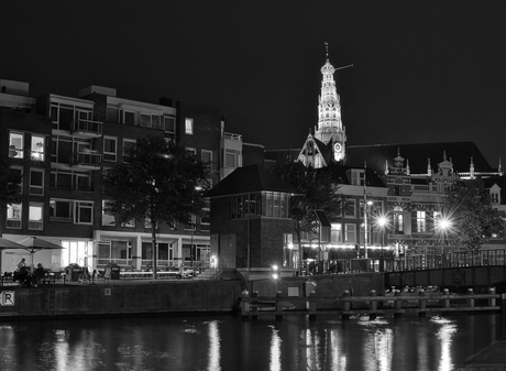 Een uitzicht op Sint Bavo-kerk Haarlem