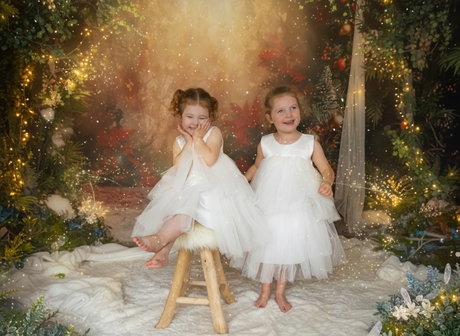 Kleinkinderen in een sprookjes tafereel