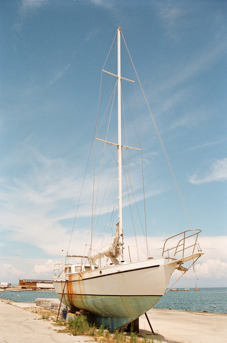 Zeilboot op het droge