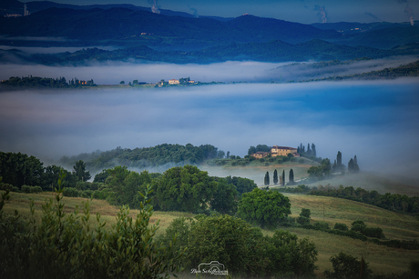 Mist in de vroege ochtend in Toscane