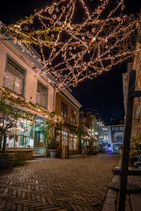 Sfeervol verlichte straat tijdens de feestdagen