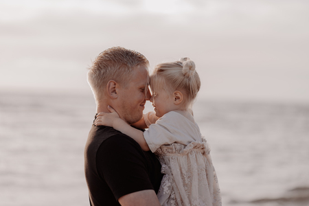 Vader en dochter  - Zonsondergang  - foto door Hannahvdleij op 06-08-2022 - deze foto bevat: sony, ilce-7m2, fe 85mm f1.8, iso 100, diafragma ƒ/2.2, sluitertijd 1/640s, brandpuntafstand 85mm, water, mensen in de natuur, flitsfotografie, gelukkig, mensen op het strand, gebaar, strand, lucht, baby, plezier