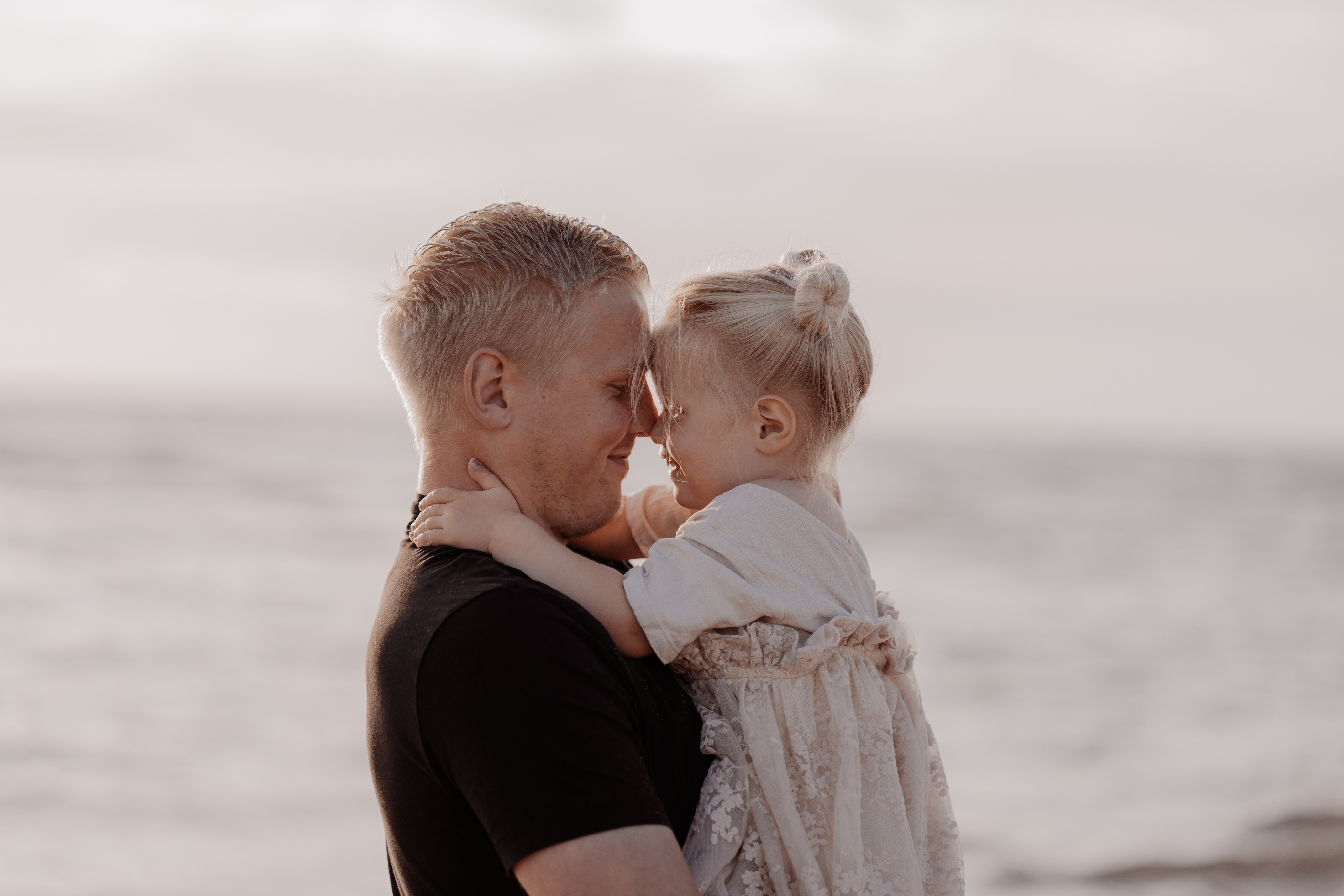 Vader en dochter  - Zonsondergang  - foto door Hannahvdleij op 06-08-2022 - deze foto bevat: sony, ilce-7m2, fe 85mm f1.8, iso 100, diafragma ƒ/2.2, sluitertijd 1/640s, brandpuntafstand 85mm, water, mensen in de natuur, flitsfotografie, gelukkig, mensen op het strand, gebaar, strand, lucht, baby, plezier