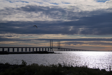 Bij zonsondergang de beroemde Öresundbrug tussen Denemarken en Zweden
