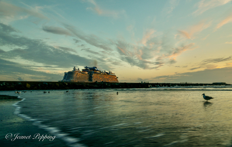 Cruiseschip vertrekt.