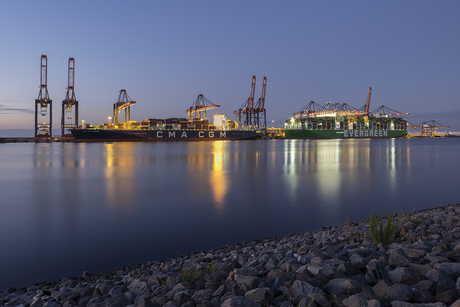 Maasvlakte in de avond