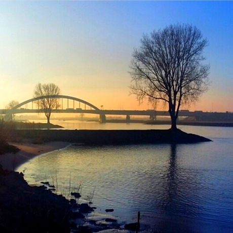 Winterplaatje van de Lek en viaanse  brug