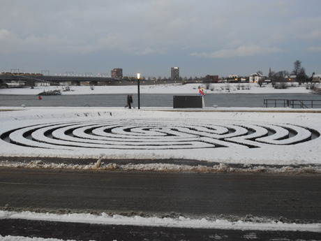 Sneeuw labyrint tekening aan Waalkade Nijmegen 2026