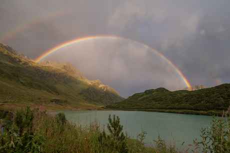 Regenboog in de bergen