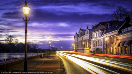 Deventer welle met verkeer in de avond