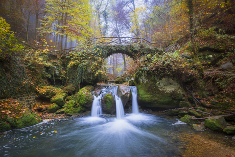 Waterval in herfst