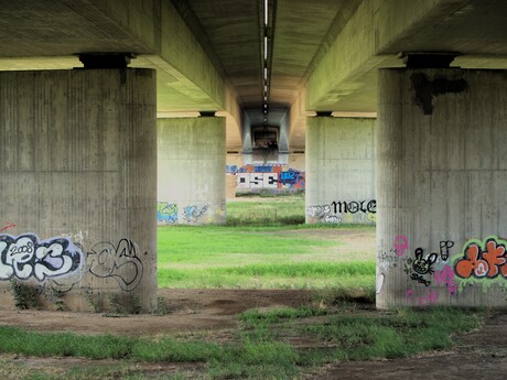 Onder de snelweg