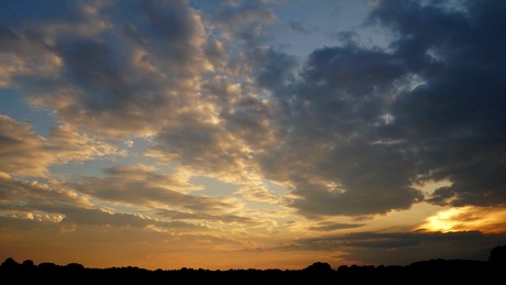 Avondrood met donker wolken