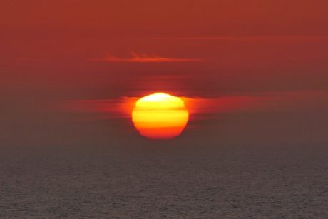 Ondergaande zon op Noorse zee