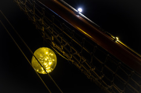Bij nacht een kerstbol aan schip