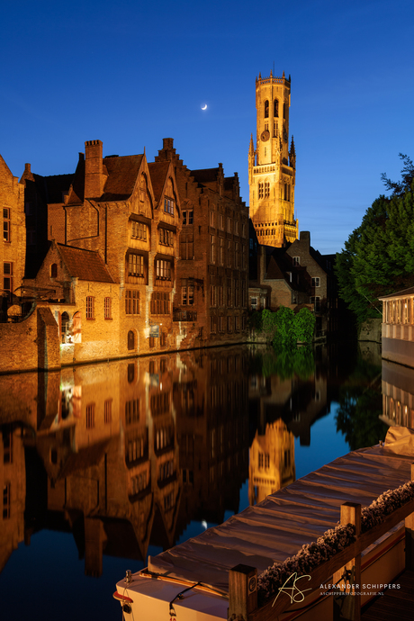 De Rozenhoedkaai met maan nèt na zonsondergang, Brugge, België.
