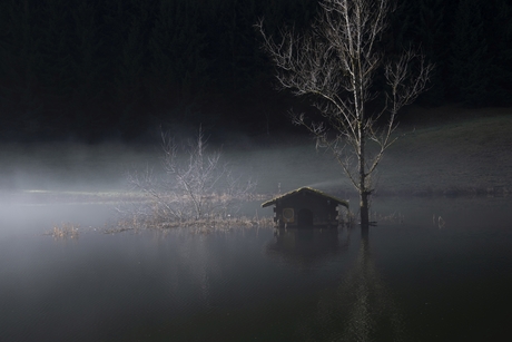 Vissershut in de ochtendnevel