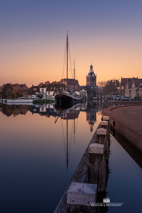Avondstilte in Meppel – Reflectie van Kerk en Zeilschip
