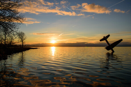 Zonsondergang bij het monument van geallieerden vliegers