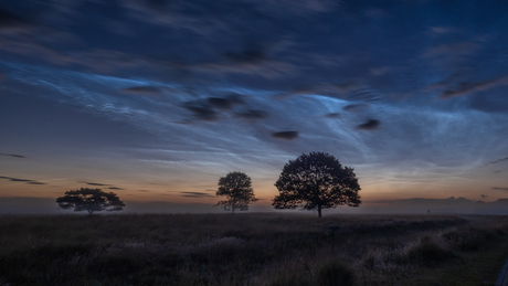 Lichtende nachtwolken boven het Doldersummer Veld