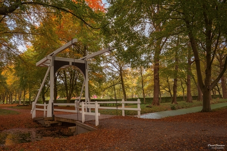 Witte brug in de warme herfstkleuren in Midwolda.