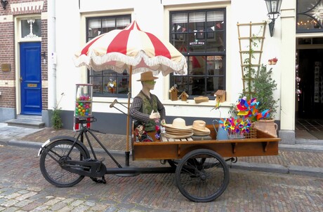 P1290646 Zomerse Bakfiets centrum Buren op 31 aug 2025