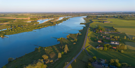 Lekdijk bij zonsopkomst