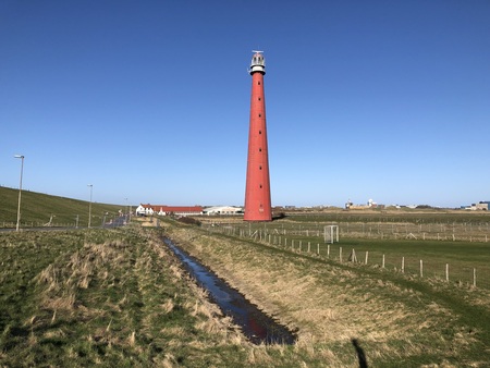 Lange Jaap - De vuurtoren van Den Helder in deplorabele staat. Hoe lang kunnen we hem nog zien - foto door Veronica op 15-08-2022 - locatie: Den Helder, Nederland - deze foto bevat: nederland, den helder, apple, iphone 8 plus, iphone 8 plus back dual camera 3.99mm f/1.8, iso 20, diafragma ƒ/1.8, sluitertijd 1/3003s, brandpuntafstand 3.99mm, lucht, plant, natuurlijk landschap, land veel, gras, boom, toren, obelisk, horizon, landelijk gebied