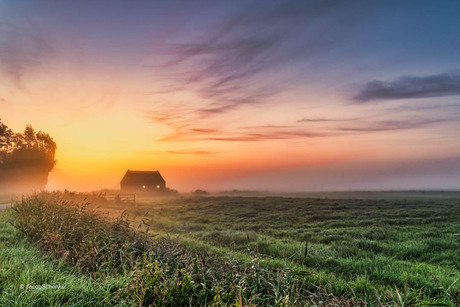 HDR foto van de zonsopgang in het dorpje Leegkerk