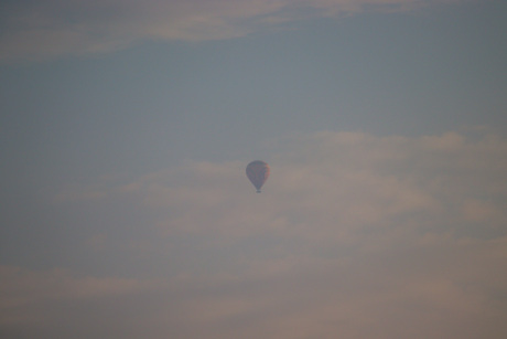 Luchtballon achter de wolken