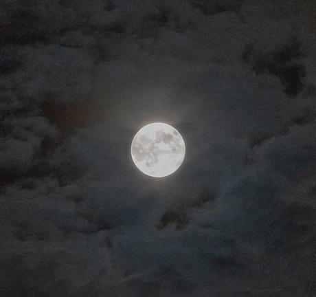De maan tussen de wolkjes