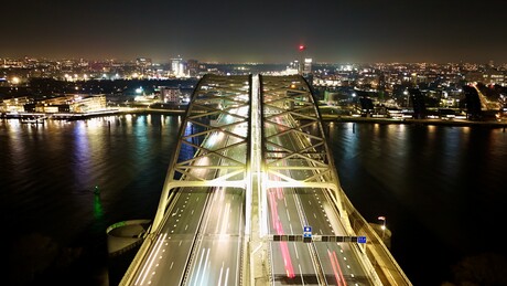 Van Brienenoord brug in de avond