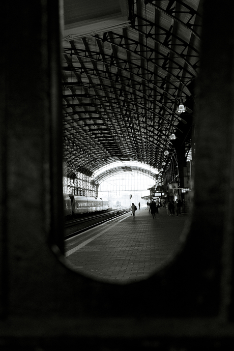 Haarlem station in zwart-wit 