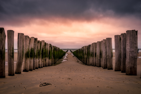 Golfbrekers tijdens de zonsondergang in Domburg