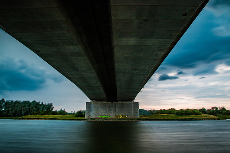 Onweersbui boven de brug A50 Heteren